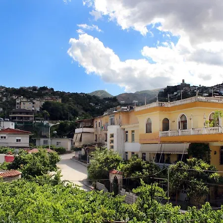 Dom wakacyjny Margarita - Entire House With 4 Bedrooms And Free Parking Gjirokastra